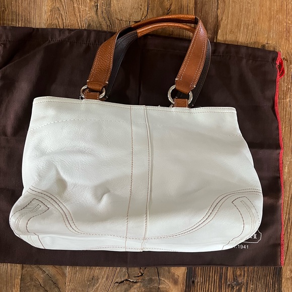 🌸COACH Soho pocket tote. - Picture 10 of 15